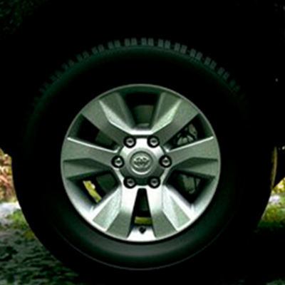 Aros y neumáticos 
 Sus neumáticos All Terrain (todoterreno) están listos para el tráfico diario como el suelo más agreste. Lúcelos con aros de 17” de acero o aleación, según versión.
