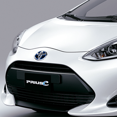 FAROS DELANTEROS 
 Con un marcado estilo angular, los faros delanteros LED añaden carácter a la nueva Toyota Rush.